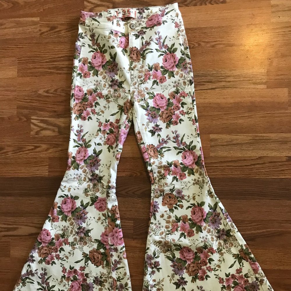 Super cute floral Free People just float on flare jeans 25 short
